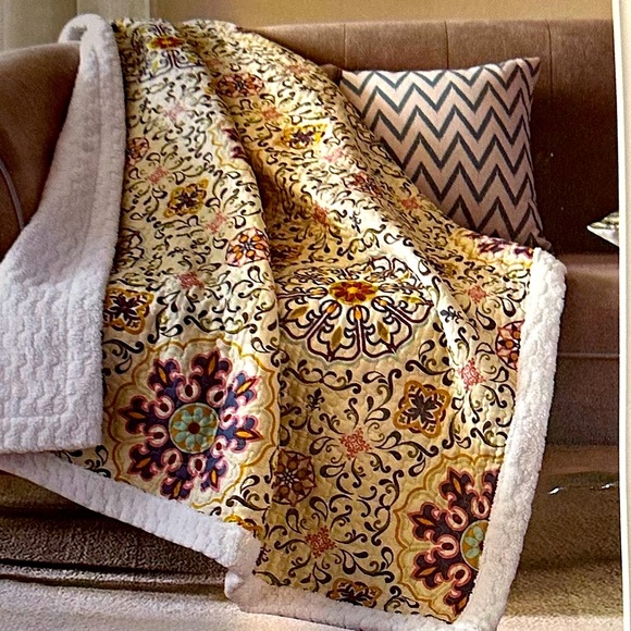 VERAH BELLA MUDRA QUILTED SHERPA 50” x60” THROW DEBRA VALENCIA MEDALLION DQST519 - Picture 3 of 5